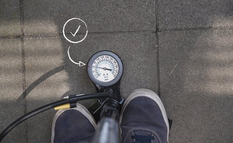Hast Du den Druck erreicht, den der Reifenhersteller angibt, ist der Reifen ordnungsgemäß befüllt. Für mehr Fahrkomfort und Traktion empfehlen wir die untere Grenze von 4 bar. Für höheren Schutz vor Platten empfehlen wir etwas mehr Luftdruck.