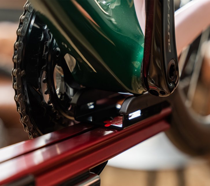 El cuadro cuenta con un refuerzo adicional, ya que la caja del pedalier descansa sobre una placa especial. Perfecto para cuadros de carbono sensibles y tijas de sillín aerodinámicas.