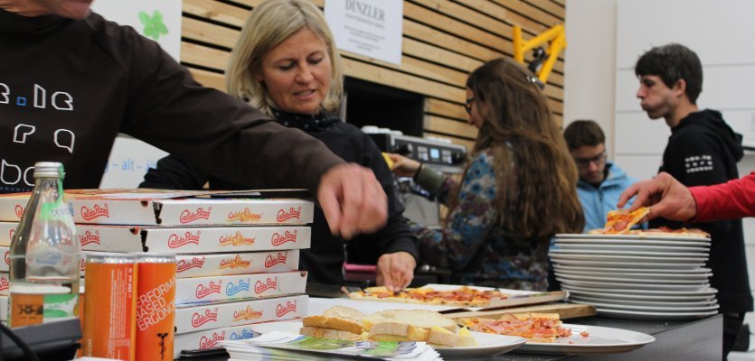 Essen für alle bei der offiziellen Eröffnung des Liteville Testcenters in Torbole