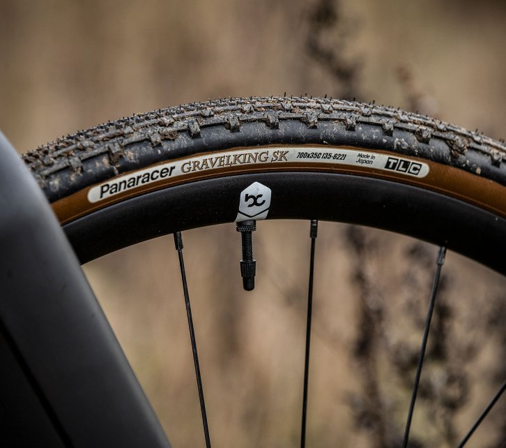 La photo montre une partie d'un pneu de gravel Panaracer Gravelking SK. Le profil du pneu est clairement visible. 