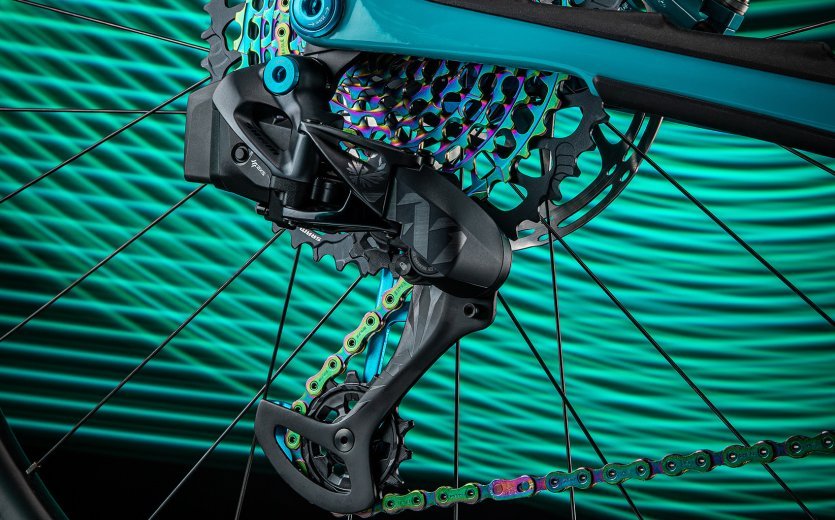 El SRAM XX1 AXS electrónico se combinó con un cassette y una cadena en oilslick en esta bicicleta de montaña.