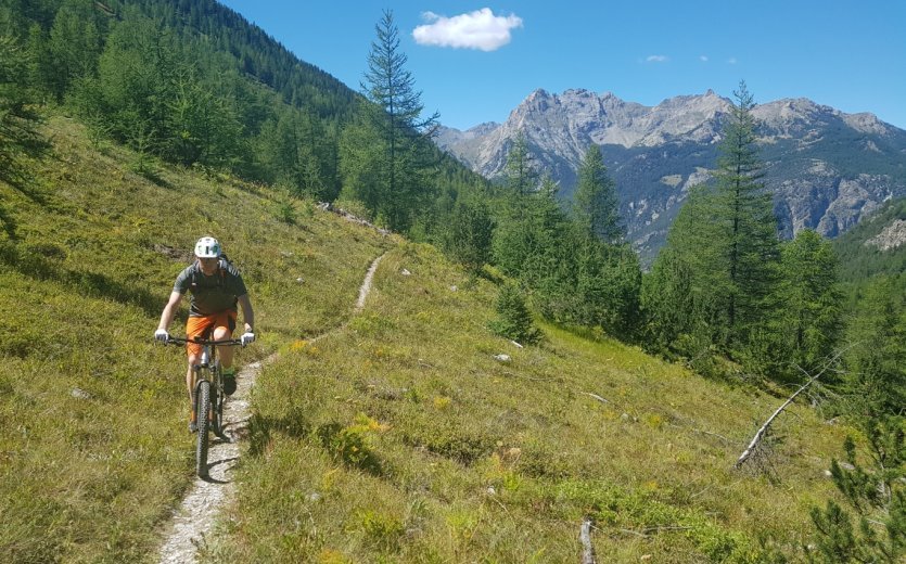 Benjamin auf der Transalp durch die französischen Alpen.