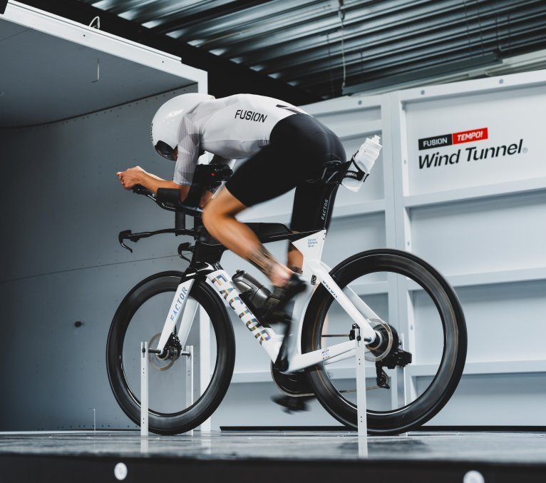 Fahrer in Aero-Position auf dem Zeitfahrrad Factor SLiCK bei einem Windkanaltest.