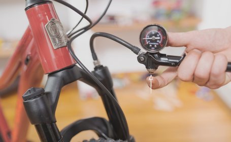3. Luftdruck justieren durch Pumpen oder Ablassen am Knopf