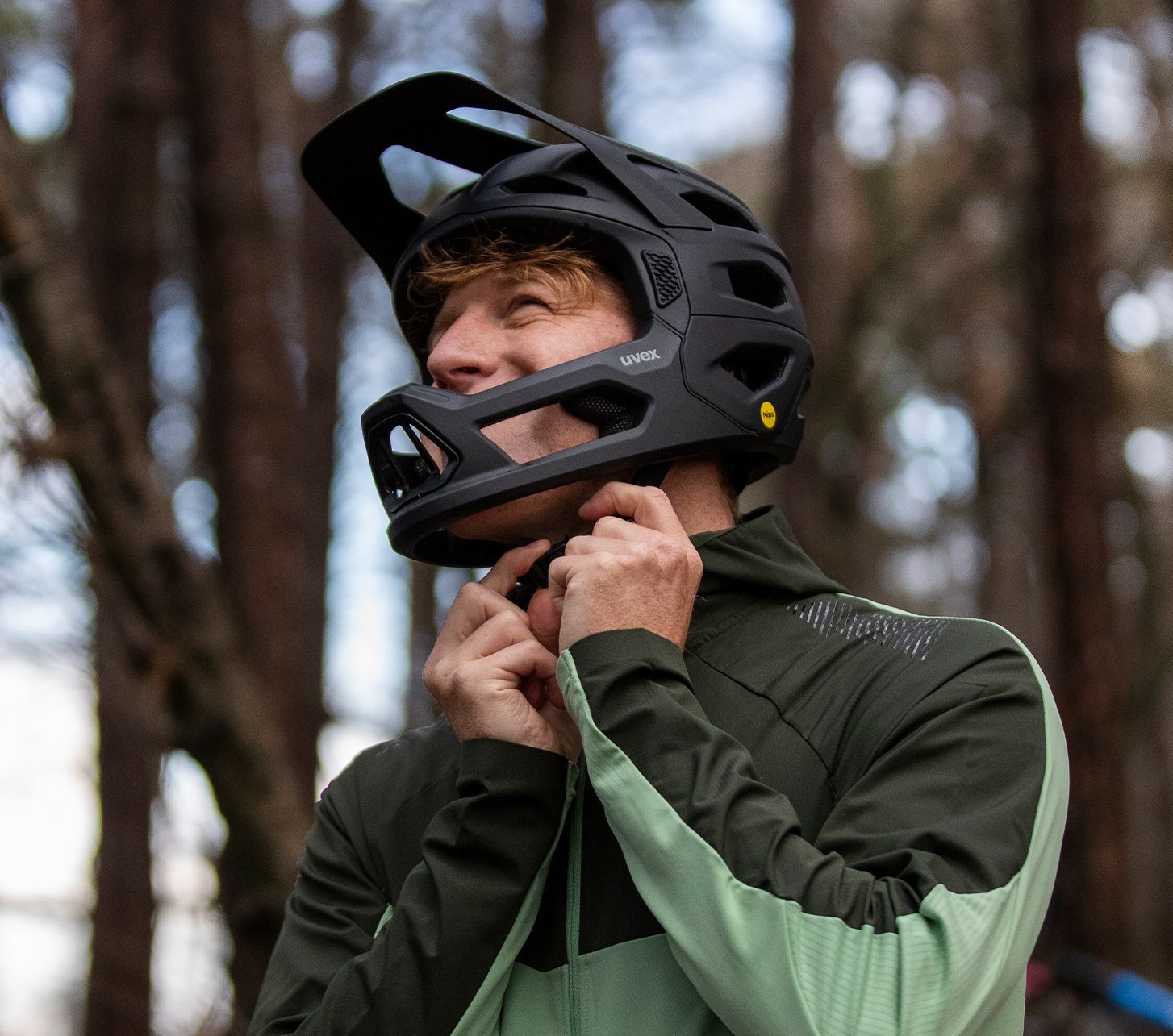 Sergej aus dem bc Serviceteam trägt ein Fullface-Helm von uvex 