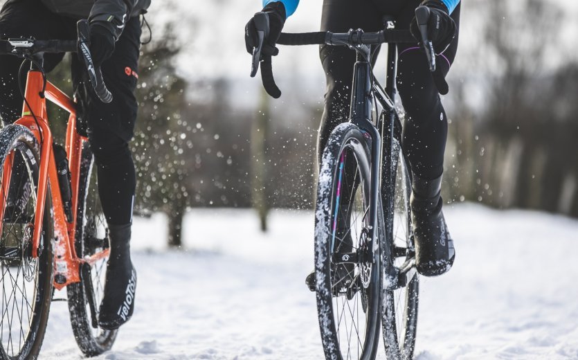 Kalte Füße bekommen? Mit den passenden Über- oder speziellen Winter-Bikeschuhen passiert das nicht so schnell. 
