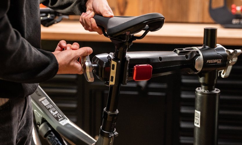 La garra de sujeción del cabezal giratorio de 360° te permite fijar y mantener tu bicicleta en cualquier posición imaginable.