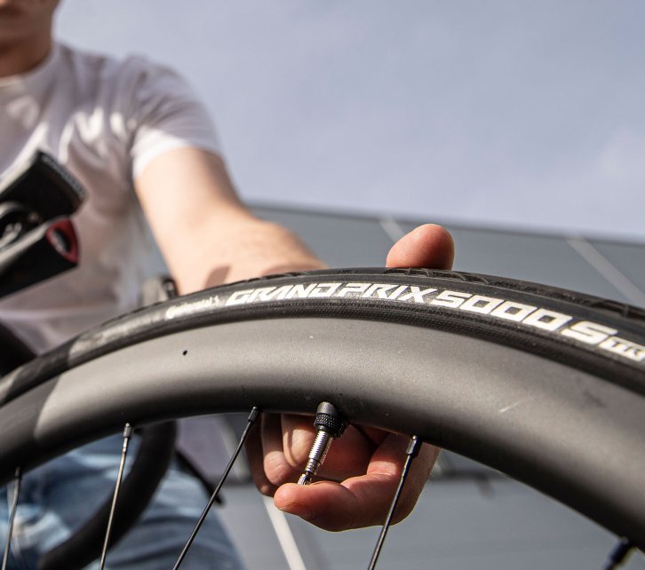Jonas, de la gestion des produits bc, réduit la pression de gonflage de son pneu.