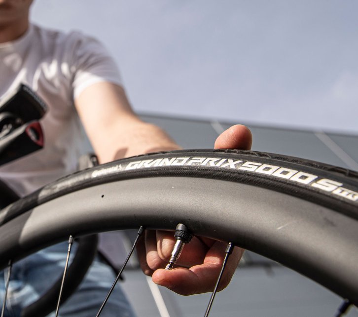 Jonas from bc Product Management reduces the air pressure of his tyre.