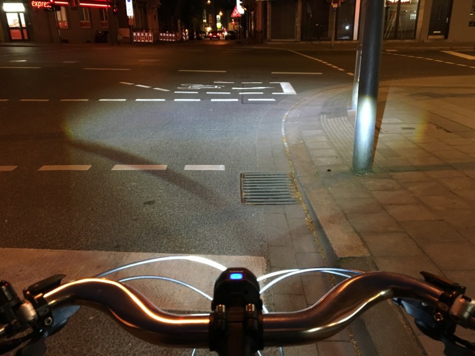 Auch an Ampeln unter Laternen sieht man den Lichtkegel der SL noch deutlich.