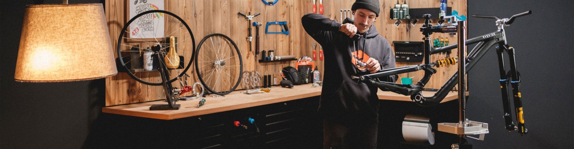 Desde el cuadro desnudo hasta la bicicleta lista para montar: con el soporte de montaje adecuado, el montaje completo de una MTB resulta eficiente y no daña la espalda.