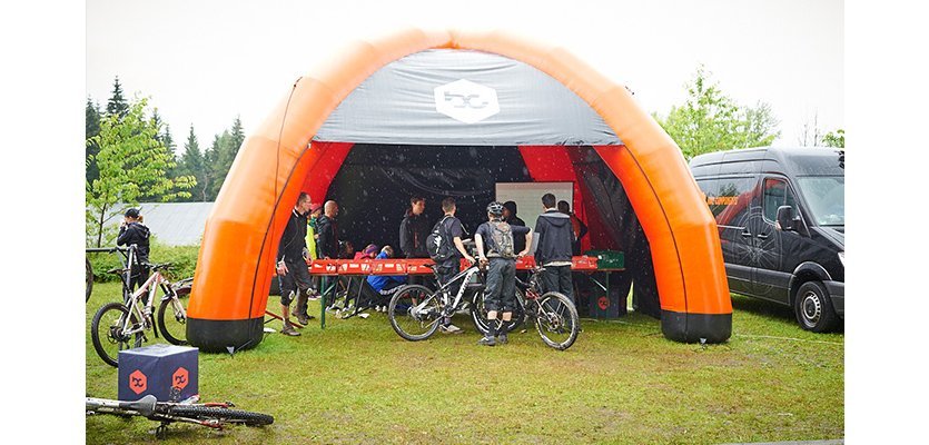 bike-components Zelt im Start Ziel Bereich bei der Trailtrophy Breitenbrunn