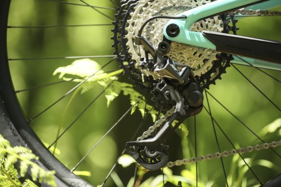 Shimano XT Shadow Plus Schaltwerk. Das Schaltauge verbindet Rahmen und Schaltwerk. 