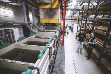 The dipping baths, on the left of the picture, contain the liquids used for colouring the spokes in black – also called blackening. Two fully automated robots take care of this.