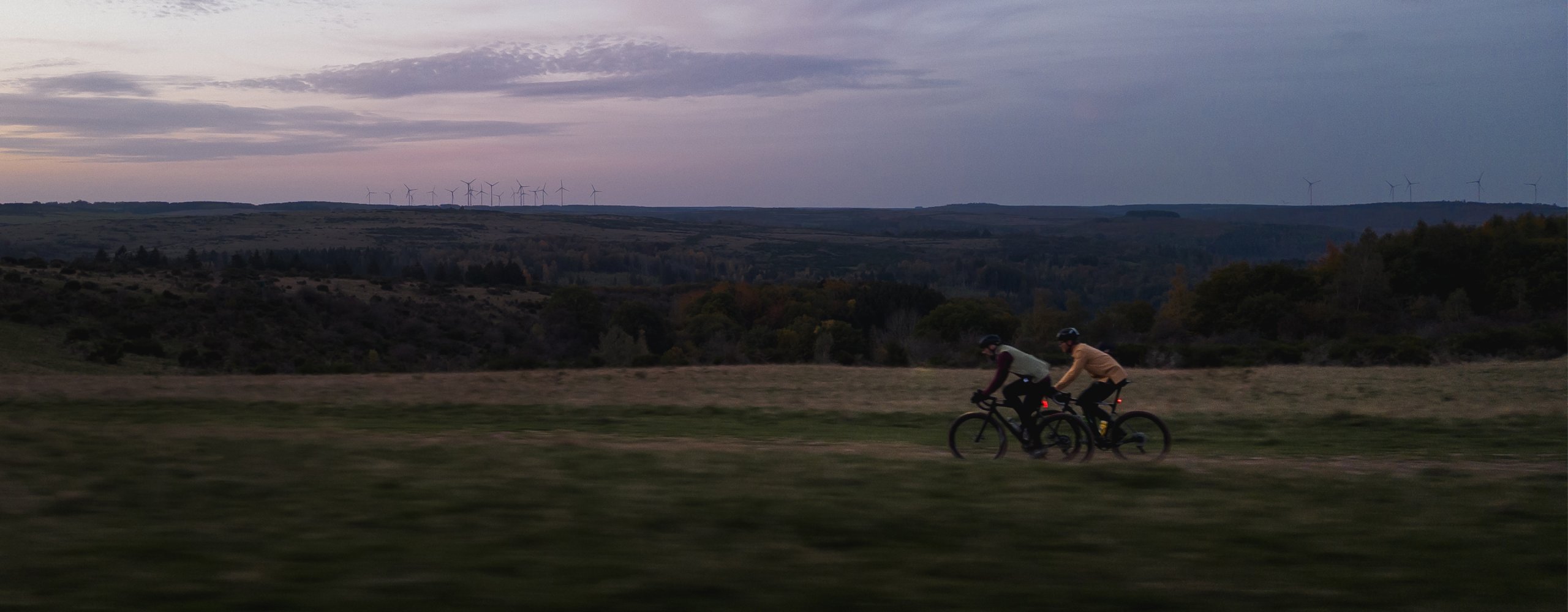 Rennradfahrer in Winterbekleidung