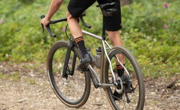 Stefan from the bc Service Team rides his Resonator gravel bike. He’s wearing gravel shoes from Shimano. 