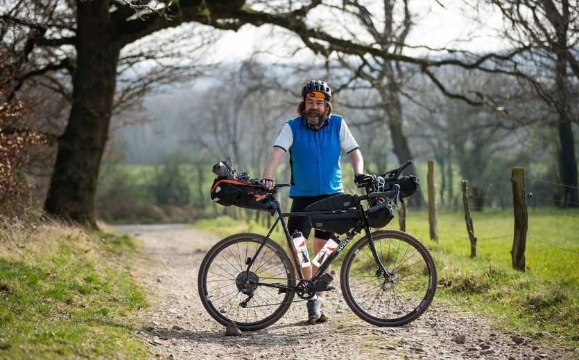 Christian aus dem bc Service mit seinem Surly Midnight Special und vollgepackten Bikepacking-Taschen.