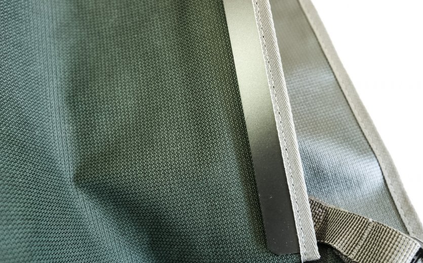 Detailaufnahme des grünen Materials der Innenseite und Außenseite der Ortlieb Back-Roller Urban Fahrradtasche, das eine feine, strukturierte Oberfläche zeigt.