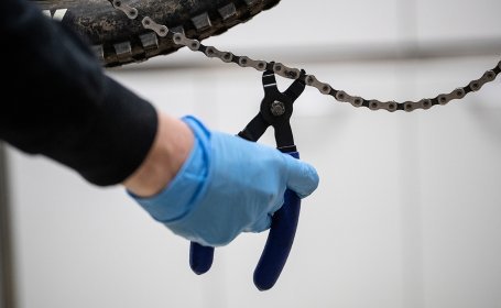 Une chaîne est ouverte à l'aide d'un coupe-boulons. 