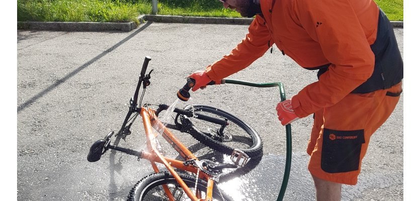 Barry beim Bike-Wash