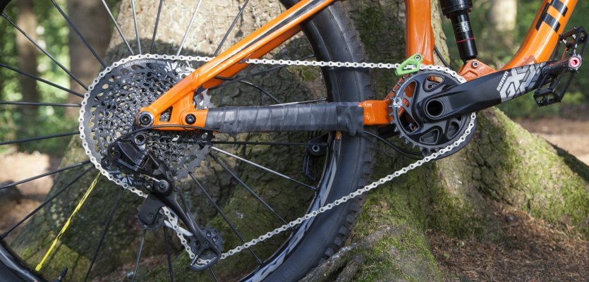 The large 50 tooth cog is massive. No problem for the GX Eagle rear derailleur. 