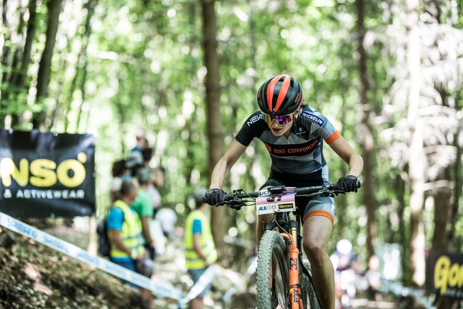 Theresia mit der Fox Racing Shox 32, UCI Mountainbike World Cup Albstadt, Deutschland 2017, Endura, NEWMEN Components, Stages, Michelin, MTB