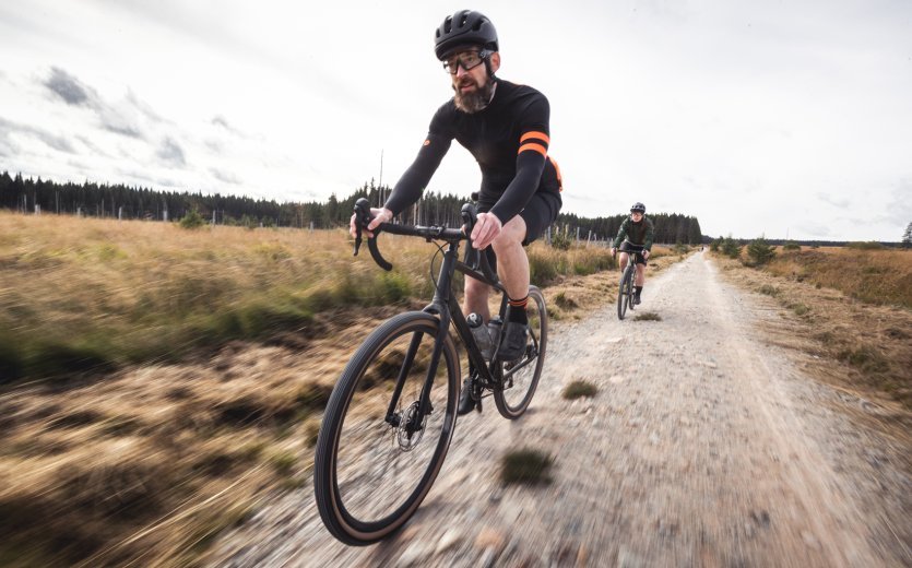 Las ruedas de Gravel suelen ser una mezcla inteligente de los dos mundos de las bicicletas de montaña y de ruta.