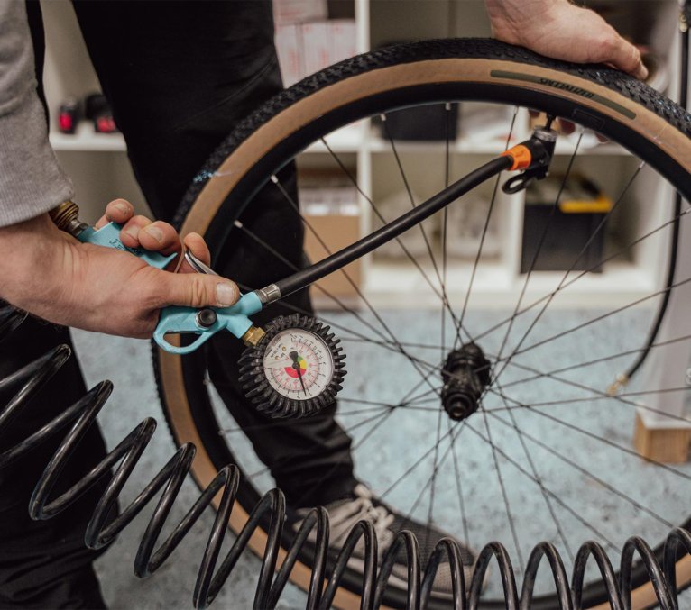 Pneu de vélo gonflé avec un compresseur via la valve pour le mettre correctement en place sur la jante.