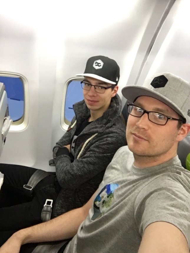 Stefan und Benjamin im Flugzeug nach Fuerteventura