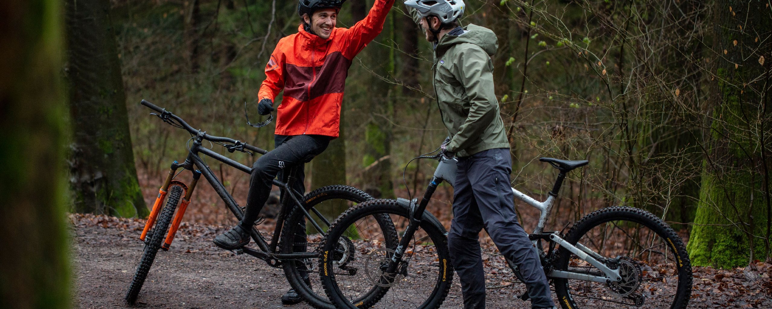 beide Tester klatschen sich nach dem Trail ab