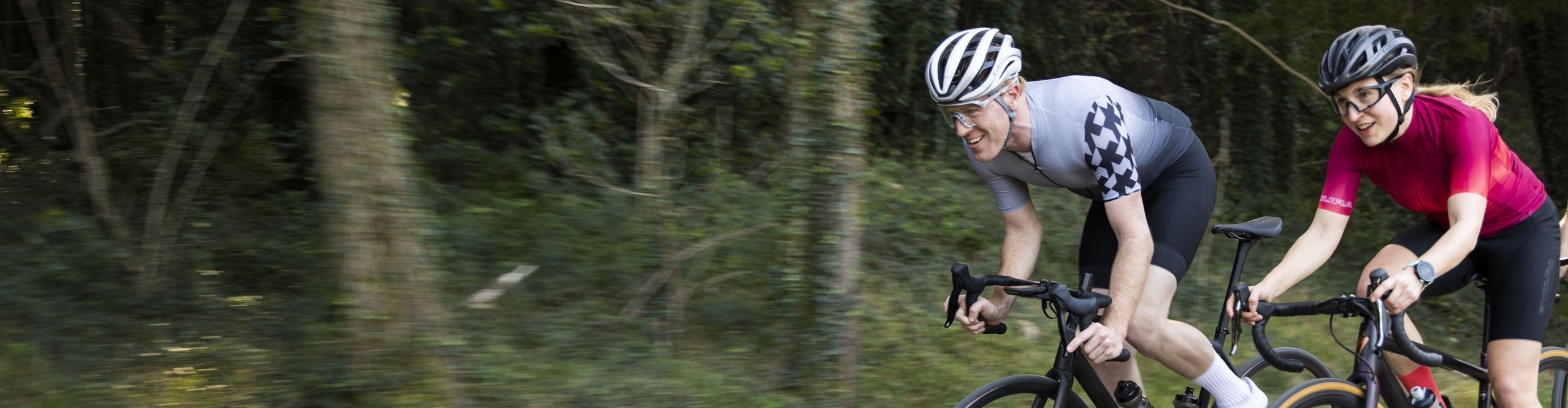 2 Rennradfahrer im Sprint