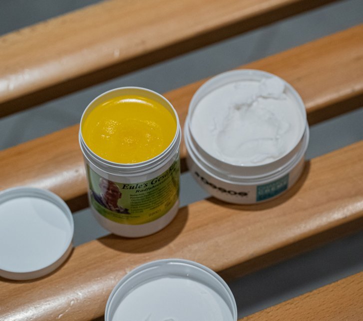 En la imagen, la crema anti irritante de Eule y la Assos Chamois Creme. Las dos latas están abiertas.