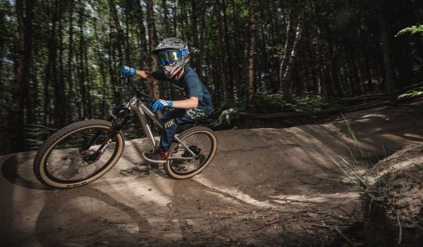 Mountainbiken mit Kids: Helme & Schutzausrüstung für den Trailride richtig  wählen