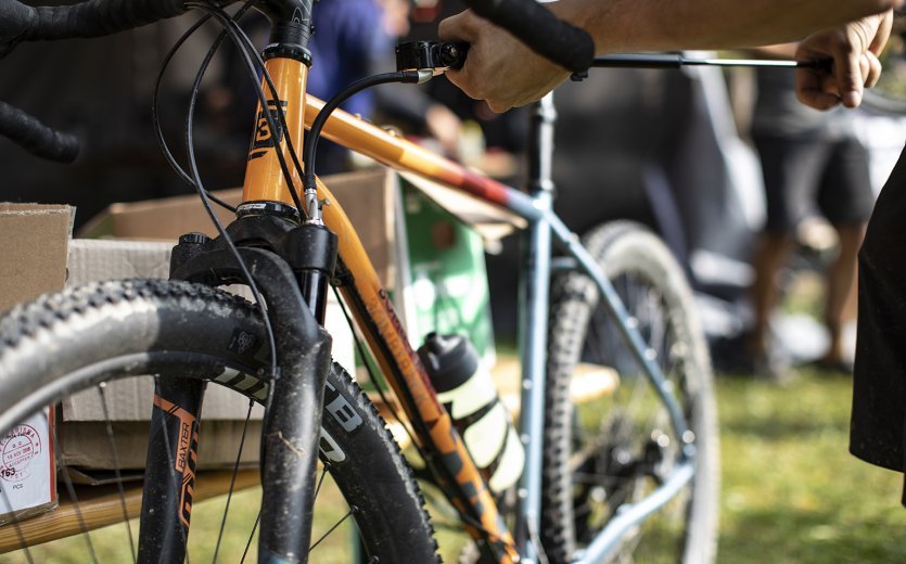 Gelebte Disziplinlosigkeit: Gravel-Bike mit Dropbar, Federgabel und Dropper Seatpost