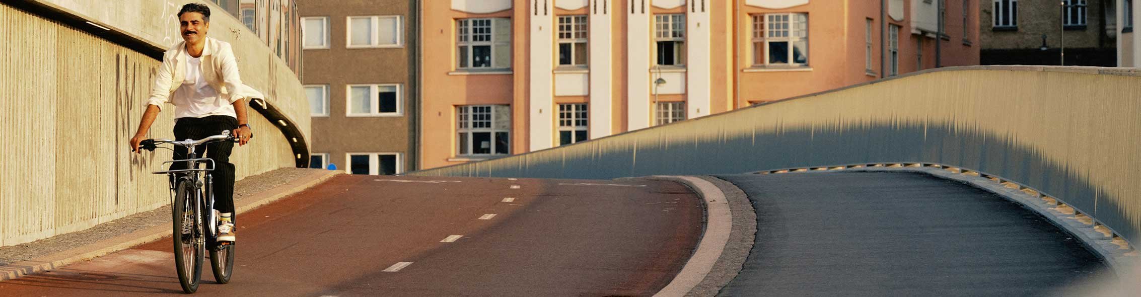 Hombre montando una bicicleta Pelago en un carril bici
