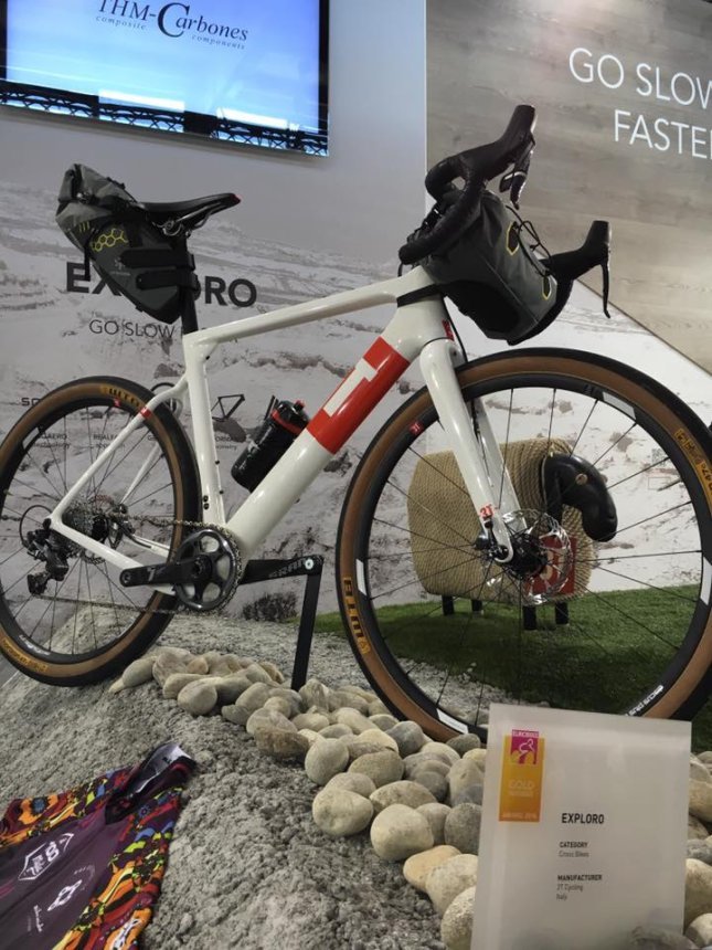 Der Exploro Rahmen von 3T ist sehr variabel. Er kann sogar mit 27,5 Zoll MTB Laufrädern aufgebaut werden. Das Rahmenset ist einer der diesjährigen Eurobike Award Gewinner.
