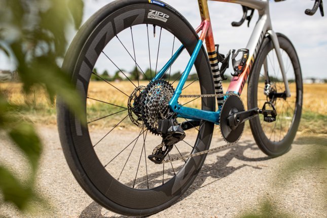 Dynamische Perspektive von schräg hinten: Specialized Rennrad mit Carbon Laufrädern von Zipp