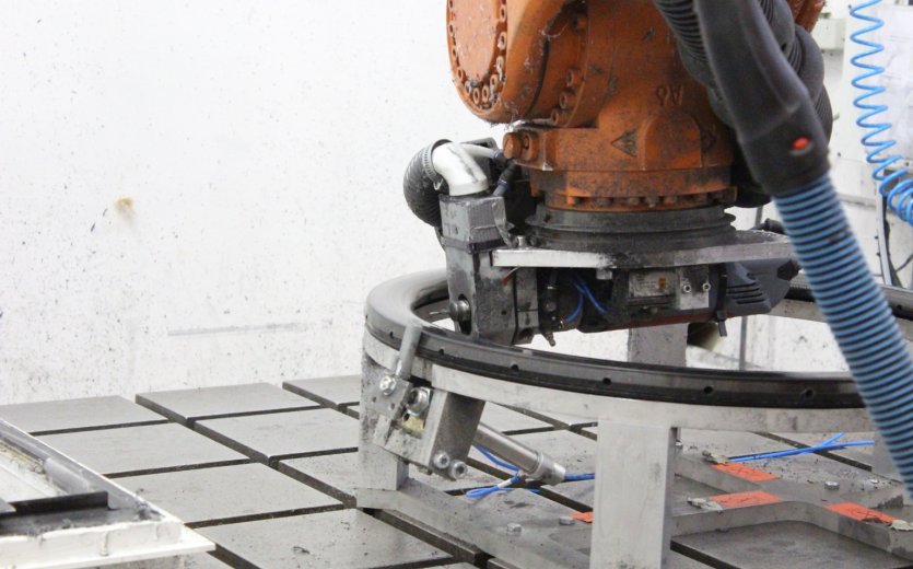 Automatic robot drilling.