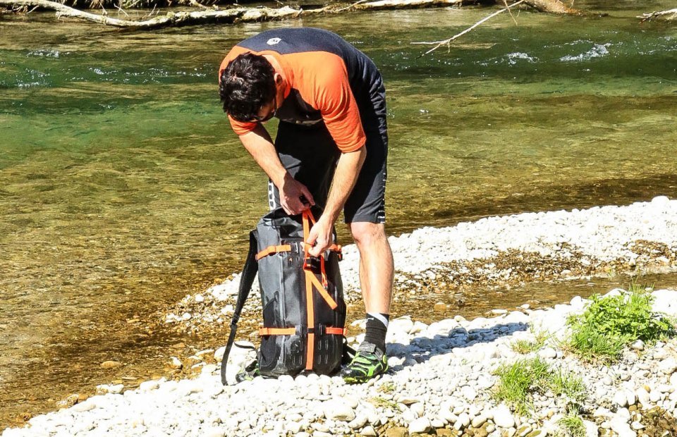 Vor dem Öffnen des Ortlieb Atrack sollte erst der Riemen gelockert und so Tizip-Reißverschluss begradigt werden.