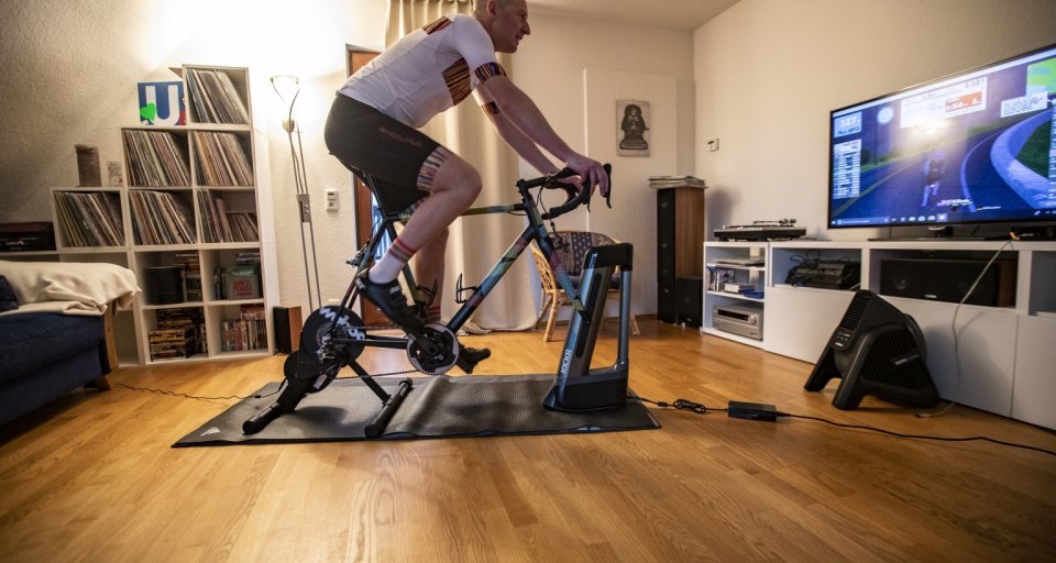 Wahoo Trainer Set-Up Pain Cave im Wohnzimmer 