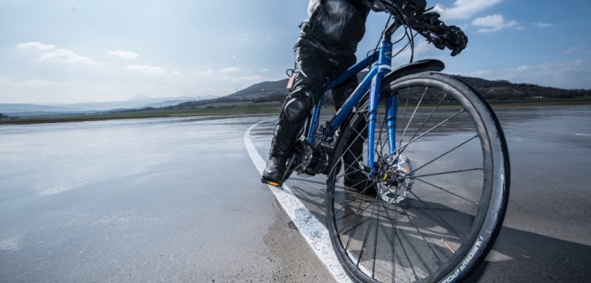 Der Grip-Test des Michelin Power All Season ist beeindruckend. Fast alle Besucher haben damit gerechnet, dass das Fahrrad ausbricht. Aber der Reifen hat trotz extrem nasser Bedingung die Bodenhaftung nicht verloren.