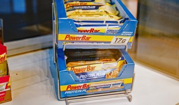 Powerbar Energize Riegel in der Vitrine bei Actvie Nutrition. bike-components verkauft die Riegel in seinem Online Shop.