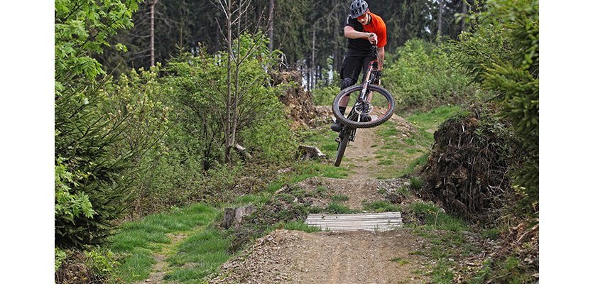 Unser Mitarbeiter Amin beim stylen über einen Double