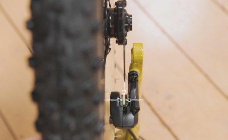 Richtige Platzierung der Bremsscheiben zwischen den Bremsbelägen