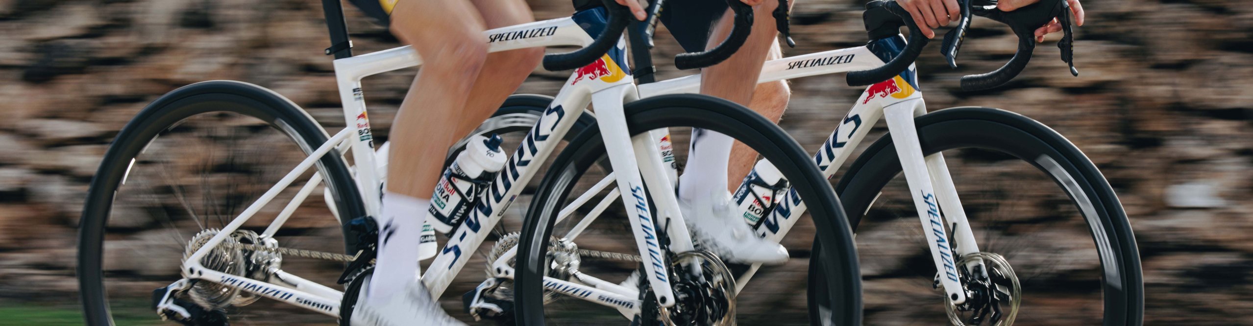 Detailaufnahme: Specialized S-Works Rennräder mit tiefen Laufrädern und Scheibenbremsen in Bewegung