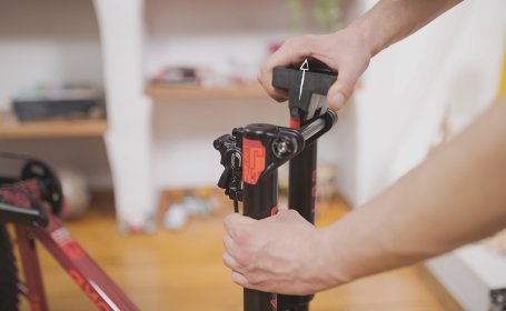 Sicherung von Steckachse lösen (bei BO24)