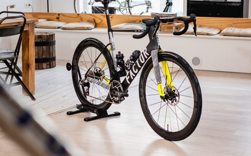 Juste à temps pour le Rad am Ring 2024, nous avons monté un vélo de route FACTOR OSTRO V.A.M. sur mesure avec un équipement haut de gamme.