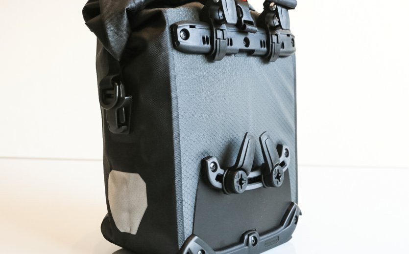Vier variabel einstellbare Haltepunkte ergeben in Summe einen wasserdichten Trail-Koffer für deftige Bikepacking-Trips.