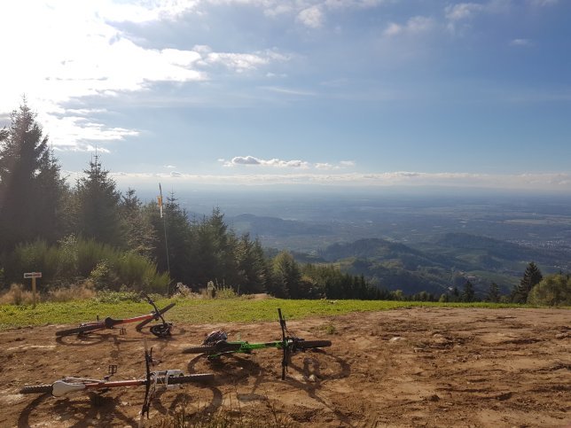 Plateau auf halbem Weg nach unten.