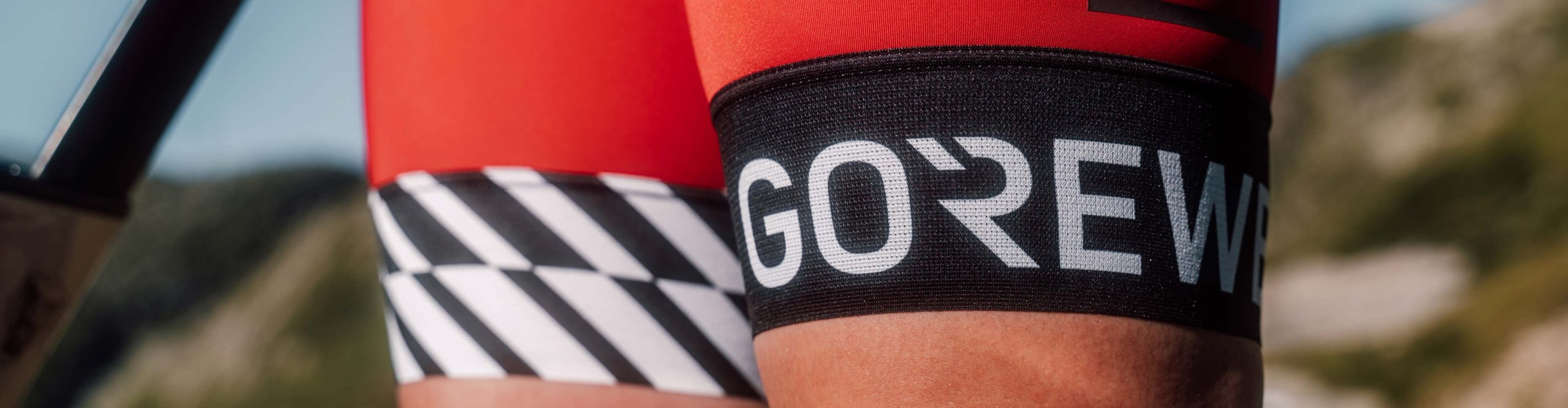 Primer plano de culotte de ciclismo Gore Wear con banda elástica y logotipo en un ciclista de carretera